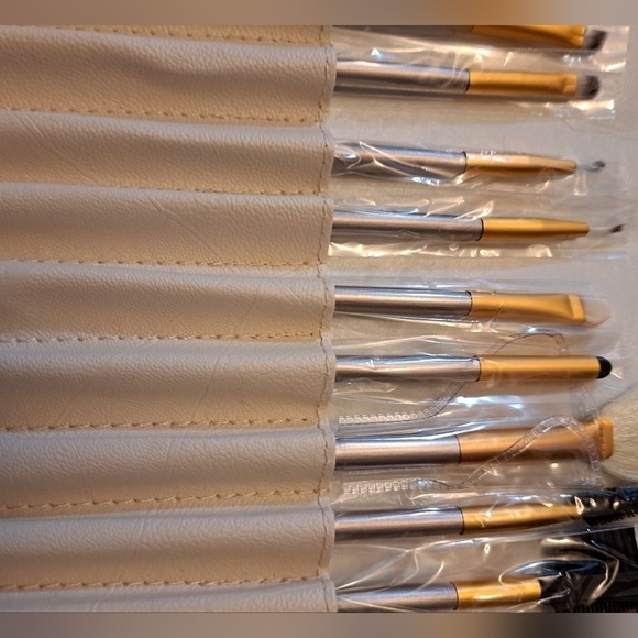 24 Piece Makeup Brushes In A Folding Carrying Case - Picture 8 of 10